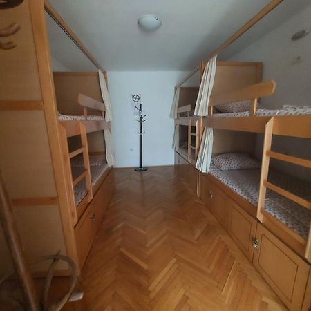 Hostel Valentin 2 Skopje Esterno foto