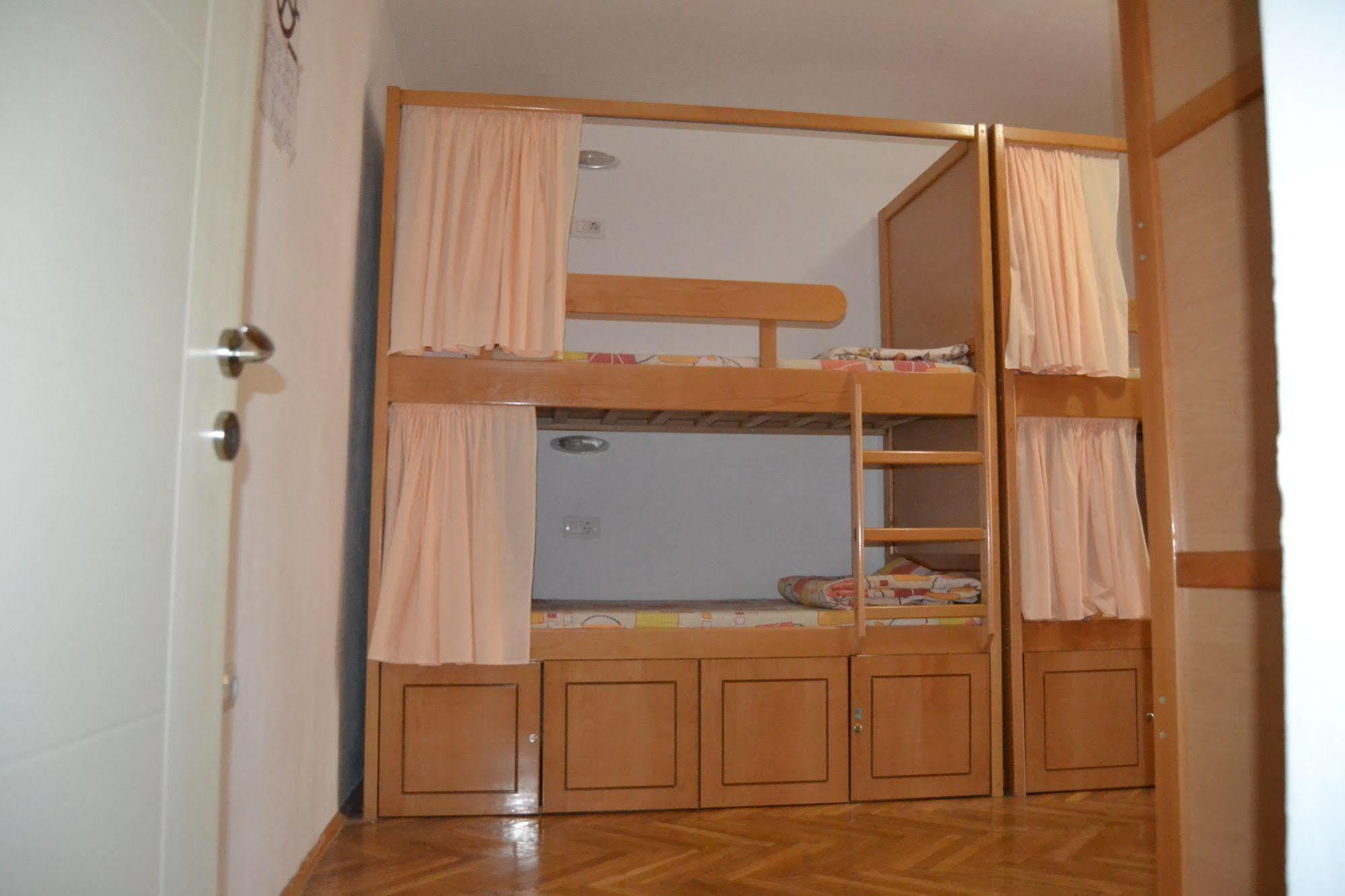 Hostel Valentin 2 Skopje Esterno foto