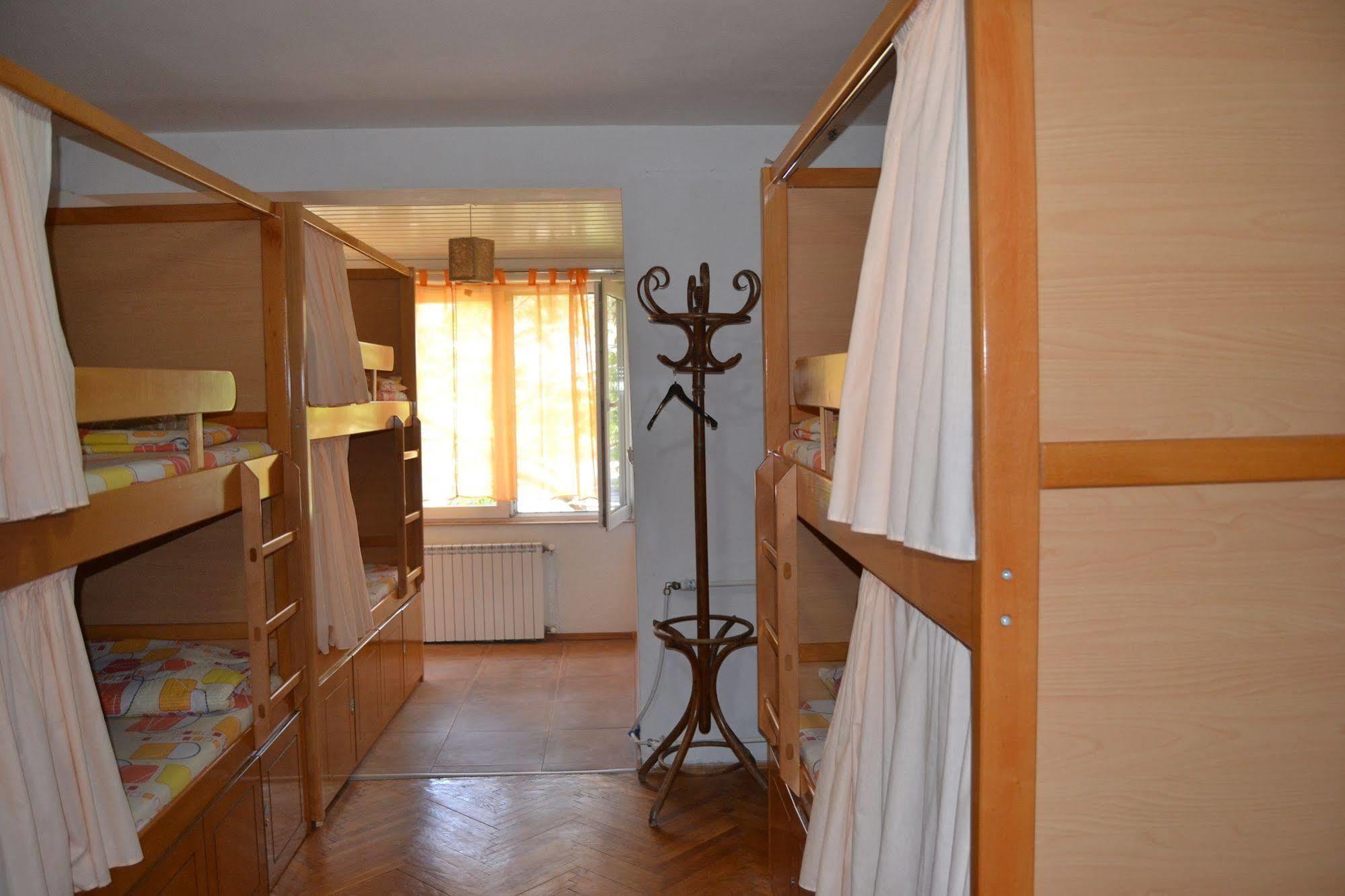 Hostel Valentin 2 Skopje Esterno foto