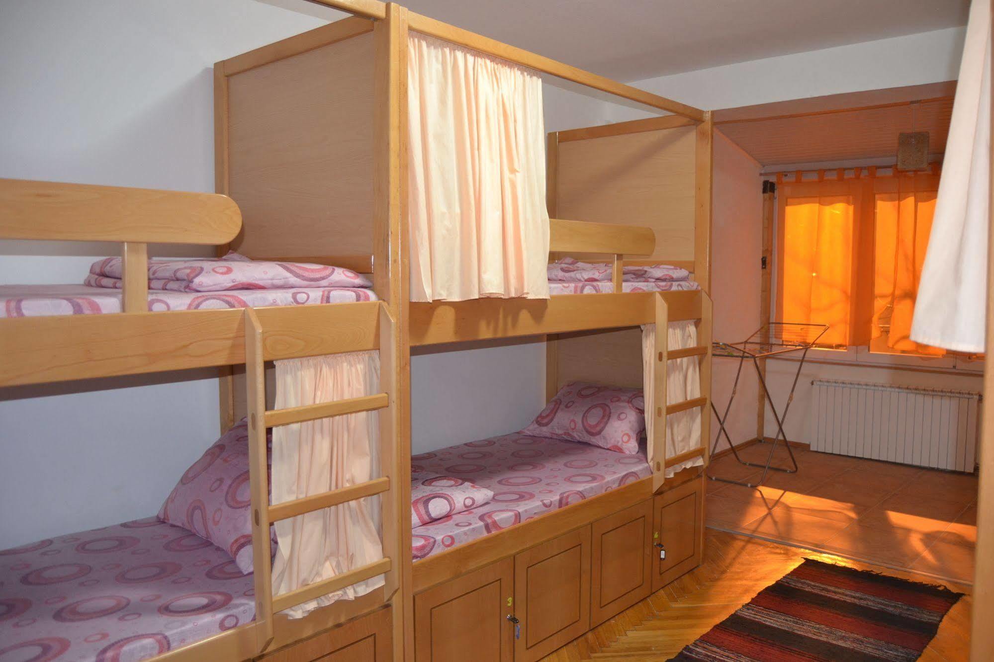 Hostel Valentin 2 Skopje Esterno foto